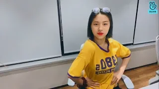 Ryujin teaching how to do the shoulder dance in Wannabe 😂 [ITZY]