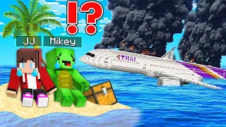 JJ and Mikey Survive The Plane CRASH on Desert Island - in Minecraft Maizen