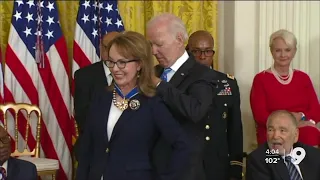 Giffords, McCain awarded Presidential Medal of Freedom