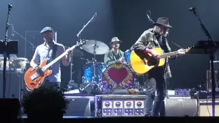 NEIL YOUNG PARIS 23 Juin 2016 Out on the Weekend M4H00084