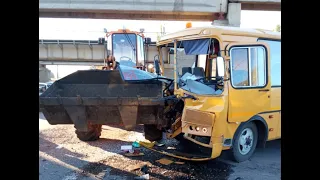 Смялся об ковш: ДТП со школьным автобусом в Воронежской области