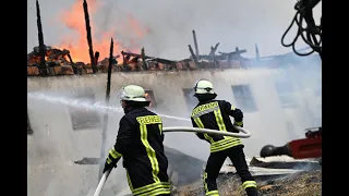 Extreme Belastung bei Großbrand: Über 100 Einsatzkräfte sind am Limit