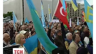 Незважаючи на дощ, кияни зібралися на Майдані столиці, аби вшанувати пам'ять татарського народу