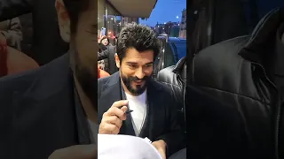 Burak Özçivit in St. Petersburg (Russia) surrounded by fans. Бурак Озчивит в Санкт-Петербурге