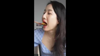 Korean girl tries Indian style Butter Chicken for the first time