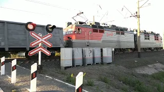 Электровоз ВЛ80-013 с грузовым поездом.