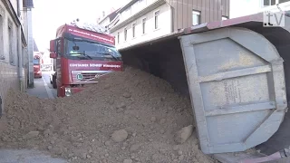 Sattelauflieger kippt auf Führerhaus - B39 Löwenstein