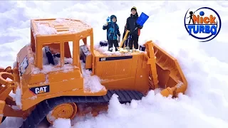 Машинки Брудер под снегом. Спецтехника Брудер и Джипы Брудер.