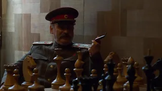 Косплей: Сталин играет в шахматы.