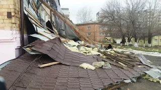 Сорванные крыши на дорогах и поваленные деревья. Сильный ураган разнес сибирские дворы