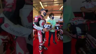 Change of helmets between Yuki Tsunoda and Takaaki Nakagami | Extra