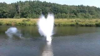 Реакция большого количества натрия с водой.