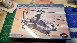 Unboxing Kitty Hawk AH-1Z VIPER 1:48