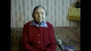 бабка сидит и молчит под трек