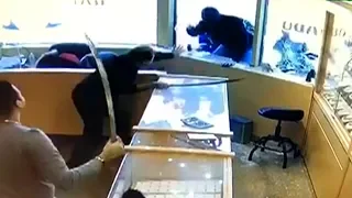 Store employees fend off would-be-thieves using swords