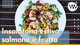 Insalatona estiva con salmone e frutta mista