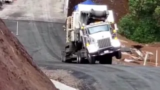 Kenworth con mucha potencia subiendo montaña