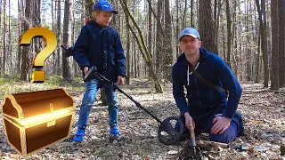 Тайные раскопки в лесу с металлоискателем: Даник и папа ищут КЛАД! Но что же они нашли?