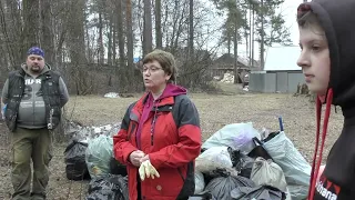 Уборка мусора в парке на Курганной улице.