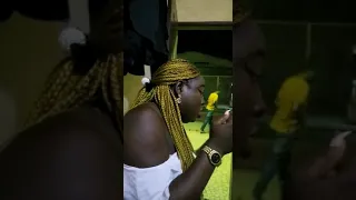 un homosexuel se fait baiser a Douala au Cameroun et revendique d'être mal payés par son client