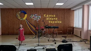 Маргарита Діденко виконує  пісню Киця Кицюня