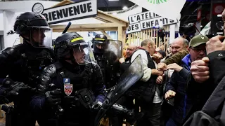 Angry French farmers storm into Paris agriculture fair ahead of Macron visit • FRANCE 24 English