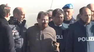 Roma, l'arrivo di Cesare Battisti all'aeroporto di Ciampino