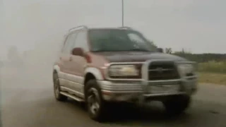 О любви в любую погоду (2004) - car chase scene
