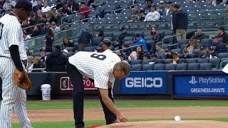 BAL@NYY: Maris' son throws out first pitch
