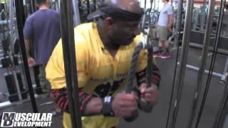 Декстер Джексон (Dexter Jackson) - Тренировка рук за неделю до Mr  Olympia 2013 !!!