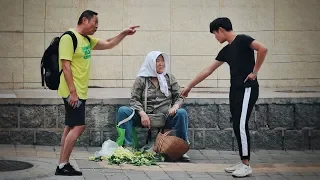 When an old woman who sells vegetables gets bullied, what will passers-by do?