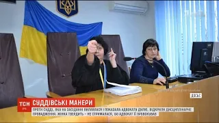 Суддя під час засідання нецензурно вилаялася і показала адвокату дулю