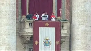 Paa impartisce benedizione "Urbi et Orbi". Accento sui bambini che soffrono