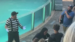 HILARIOUS Tom The SeaWorld Mime (ARRIVE EARLY)