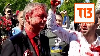Lanzan pintura roja a embajador ruso en Polonia: "Estoy orgulloso de mi presidente"