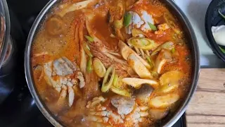 꽃게 김치찌개, 게국지 & 복소사(복분자+사이다+소주) Blue crab kimchi stew & a Drink made of raspberry