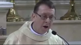 Padre Canta hallelujah em Missa