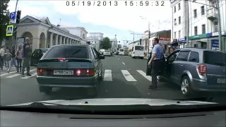 Пешеход перешел дорогу по капоту автомобиля
