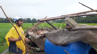 Giông lốc xoáy đã làm sập và tốc máy 15 căn nhà dân và 5 người dân bị thương tại xã Thủy Liễu