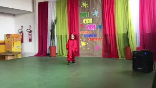 Nathan apresentando la casa de papel na escola ideal