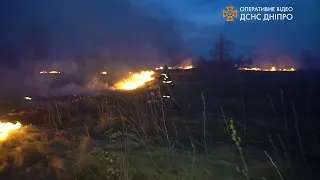 Дніпровські вогнеборці ліквідують масштабну пожежу в екосистемі