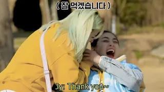 Jeongyeon eating Jihyo😳