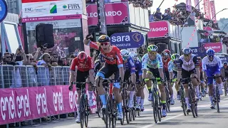 Giro d'Italia, la volata sul traguardo di San Salvo Marina