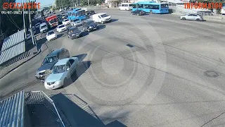 У Дніпрі на Слобожанському проспекті зіштовхнулись BMW та Nissan: відео моменту ДТП