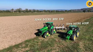 John Deere 8RX 370 + John Deere 6135R con aratri