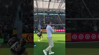 Gareth #Bale gets a warm welcome from the LAFC fans 🤗