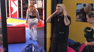 Me parukë dhe gjeste/ DJ PM imiton Sabianin - Big Brother Albania Vip