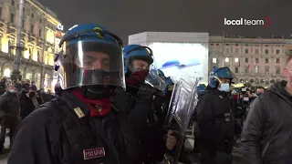 Milano, No Green Pass a Piazza Duomo nonostante i divieti: intervengono le forze dell'ordine