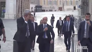 I cittadini applaudono Giorgia Meloni all'uscita da palazzo Chigi: Grazie Giorgia