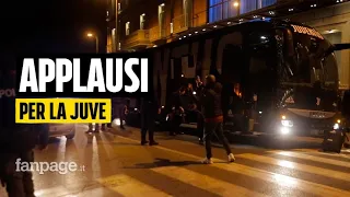 A Napoli arriva il pullman dei giocatori della Juve tra gli applausi (e qualche insulto)